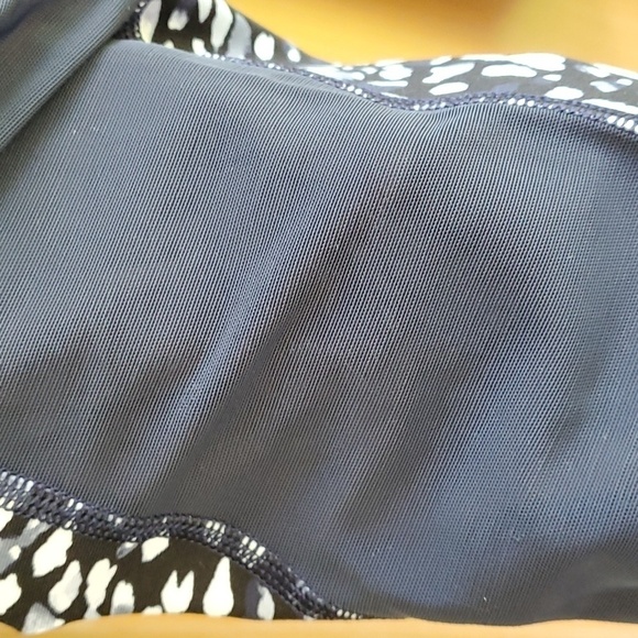 Capris leggings. Black. White and gray. 2 open large pockets 1 zipper pocket. Sm - Picture 3 of 8